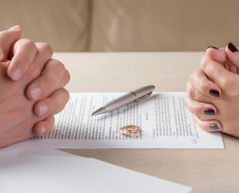 Deux personnes qui rendent leurs alliances après avoir signé les papiers du divorce