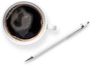 Une tasse de café et un stylo