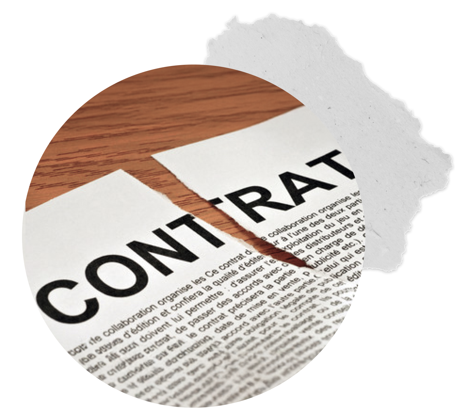 Un contrat posé sur une table déchirée en deux