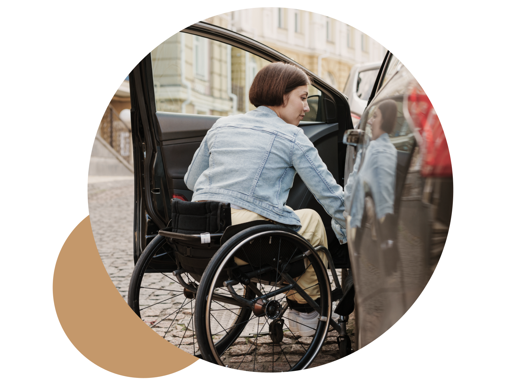 Une femme en fauteuil roulant entrain de rentrer dans sa voiture