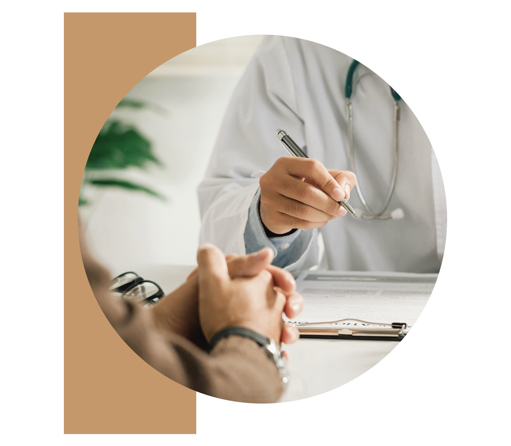Un médecin entrain de rédiger un papier à un patient devant lui