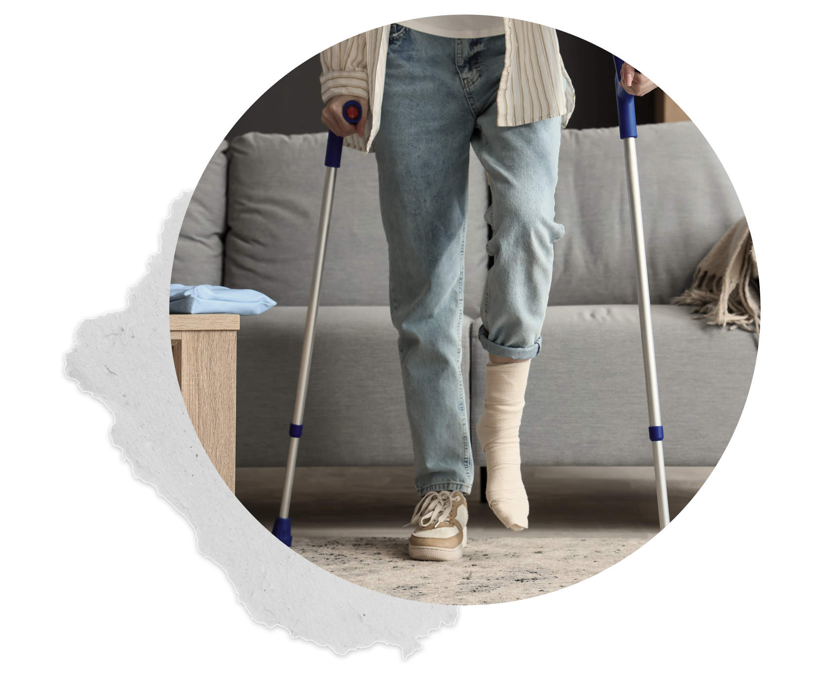 Les jambes d’une personne en béquilles, avec le pied droit plâtré