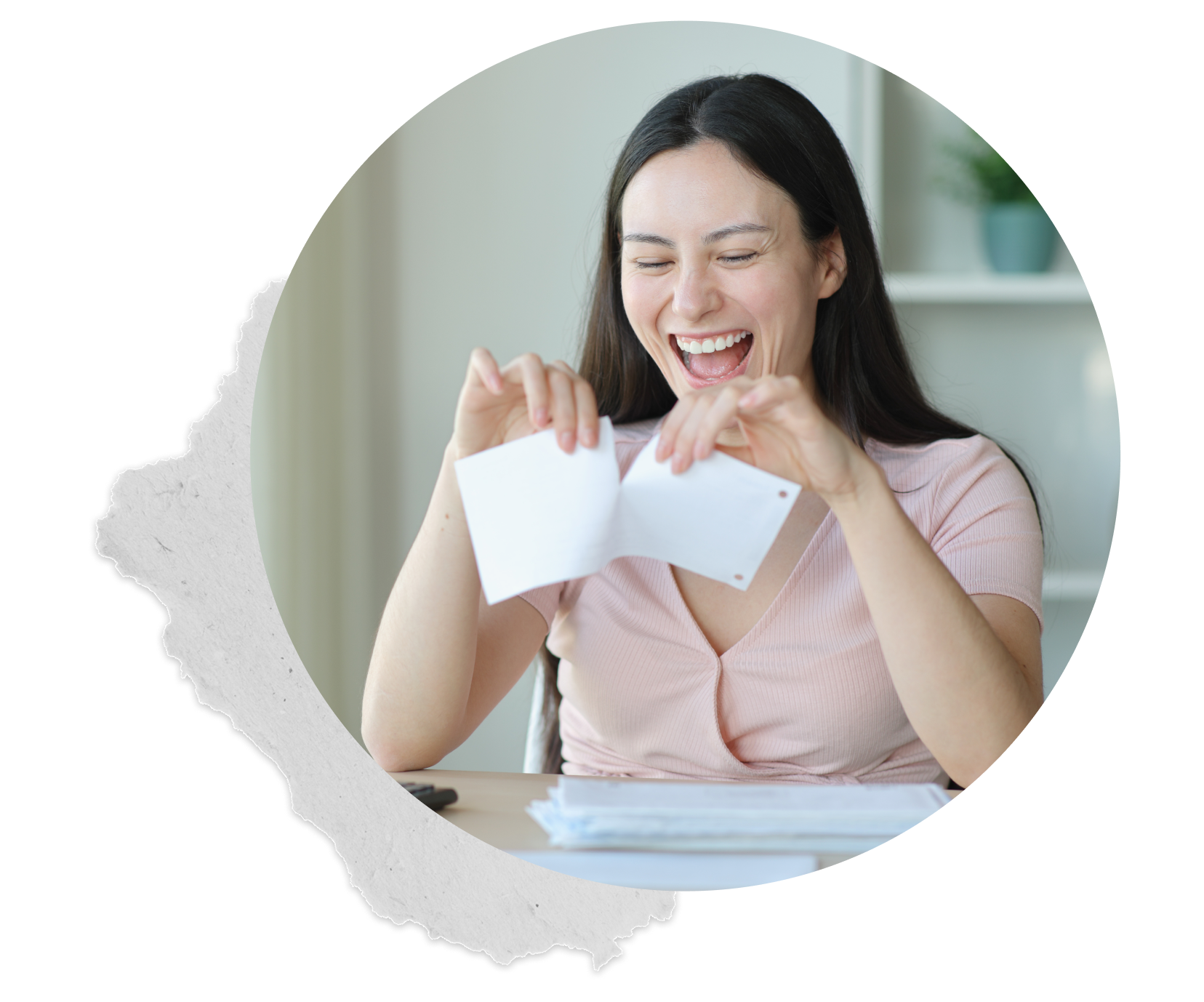 Une femme qui déchire une feuille en papier