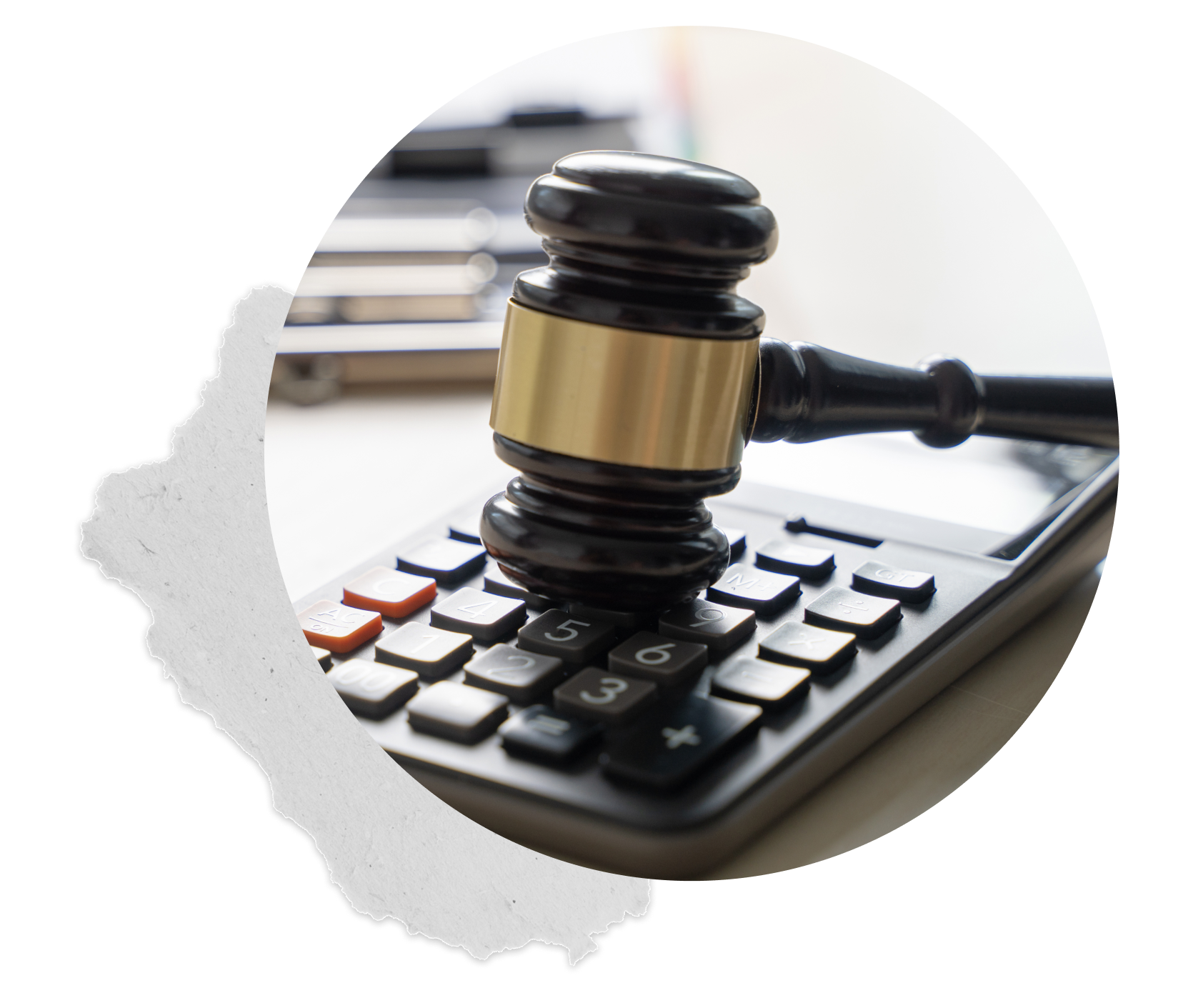 Un marteau de juge posé sur une calculatrice noir