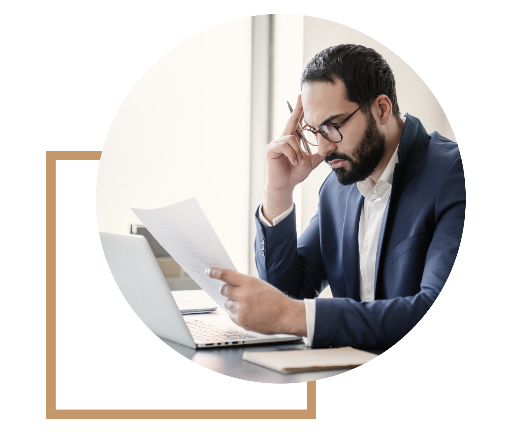 Un homme en costume concerné à lire un document devant son ordinateur
