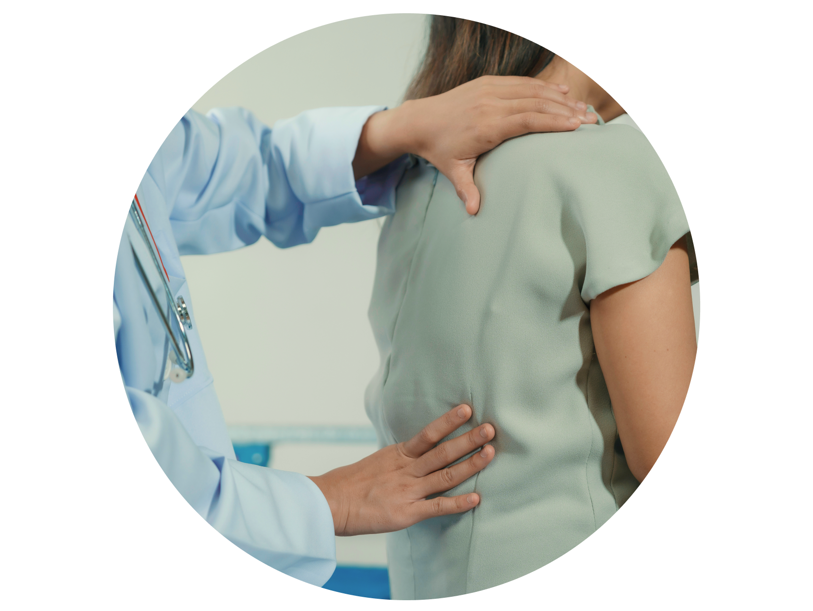 Un médecin touchant le dos d'une femme qui souffre de douleur