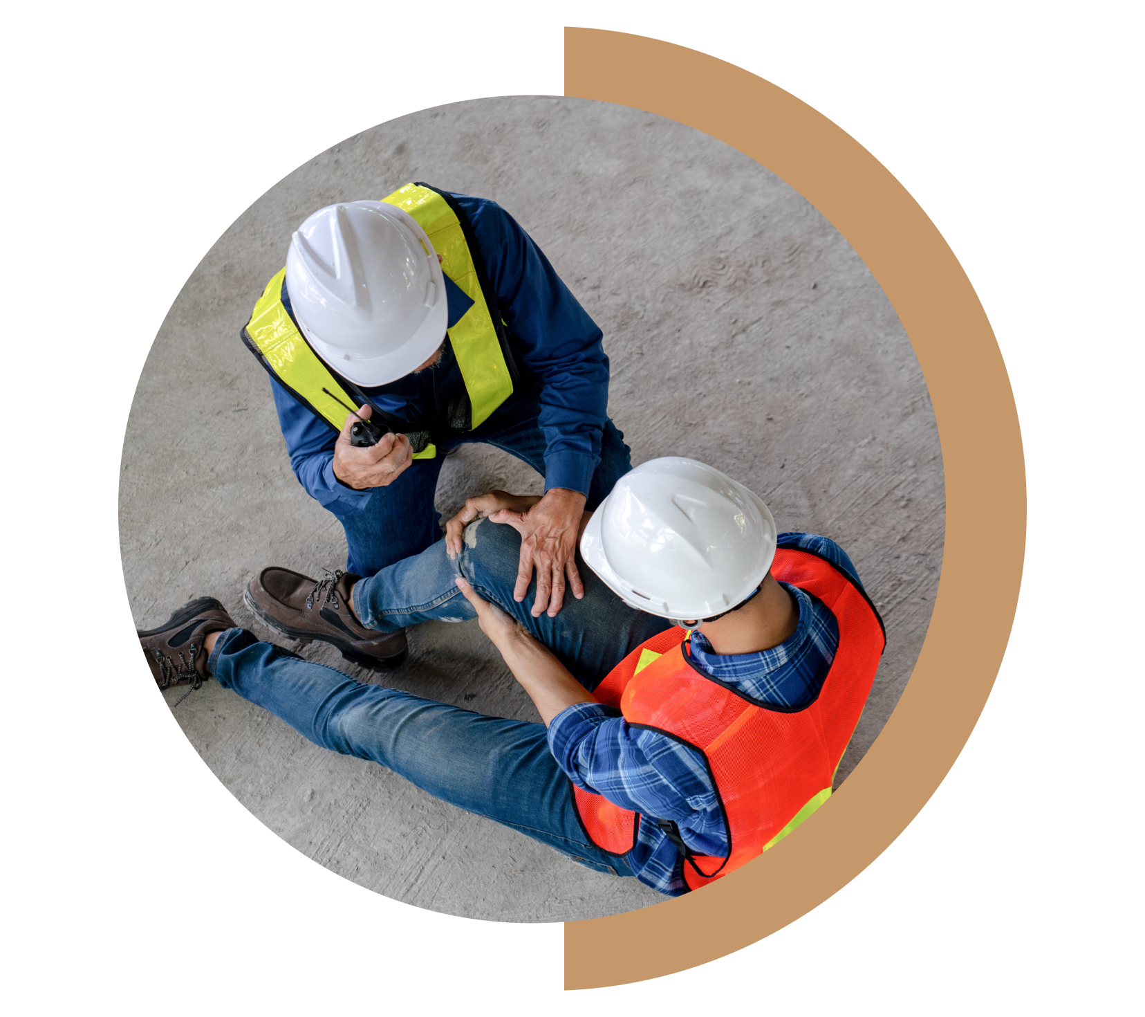 Un homme travaillant sur un chantier, assis par terre, se tenant le genou. Un autre homme est accroupi à côté de lui, prévenant ses collègues qu'il y a un blessé